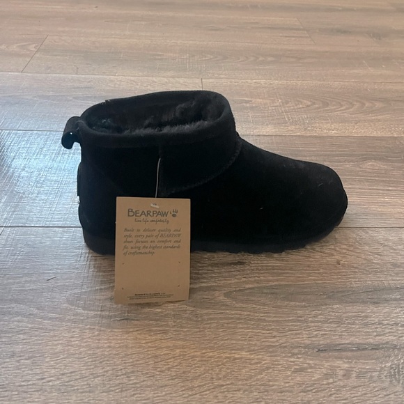 NWT size 8 BearPaw shorty boots in black with NeverWet technology. - Picture 4 of 7